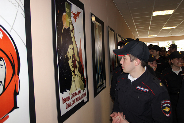Выставка советского плаката ко Дню космонавтики
